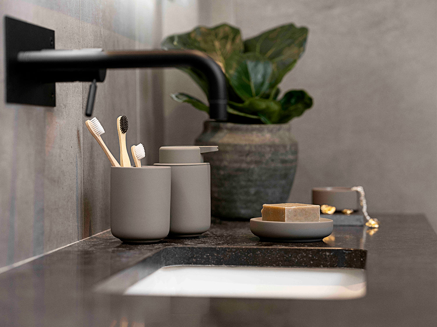 Gobelet pour brosse à dents UME en grès Taupe Zone Denmark - Mathon - 2