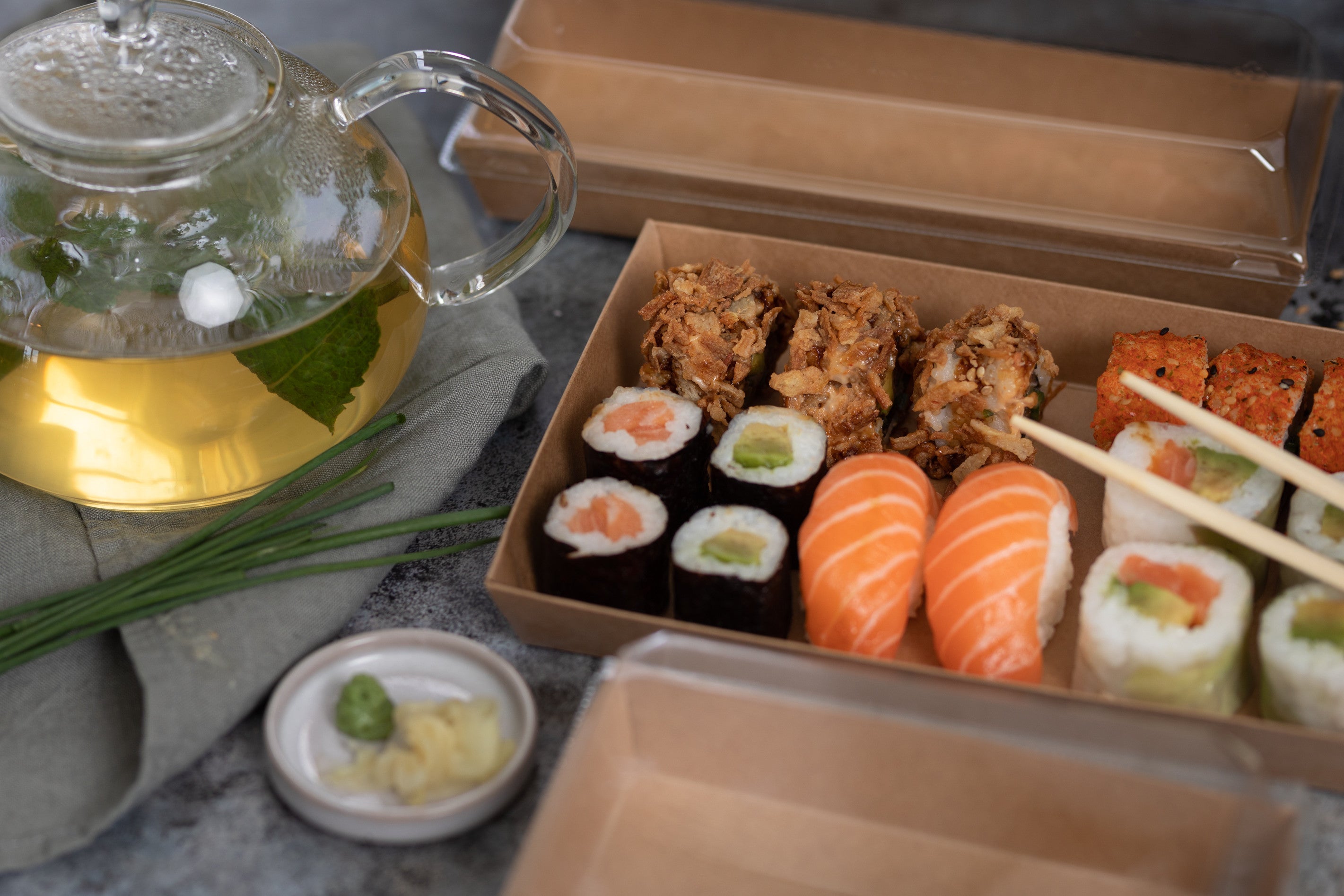 50Pcs - Barquette sushi en carton kraft brun avec couvercle transparent en plastique PET  153x102x25mm FirstPack - Mathon - 2