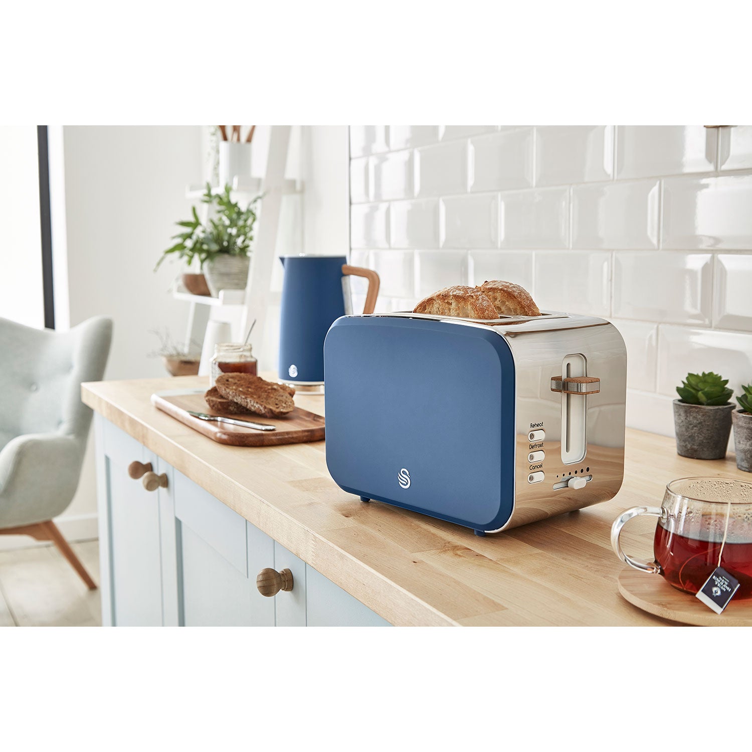 Set petit-déjeuner Bouilloire sans fil 1,7 L grille-pain 2 Nordic Bleu 2200 Bleu STP2090BLUNEU - Mathon - 3