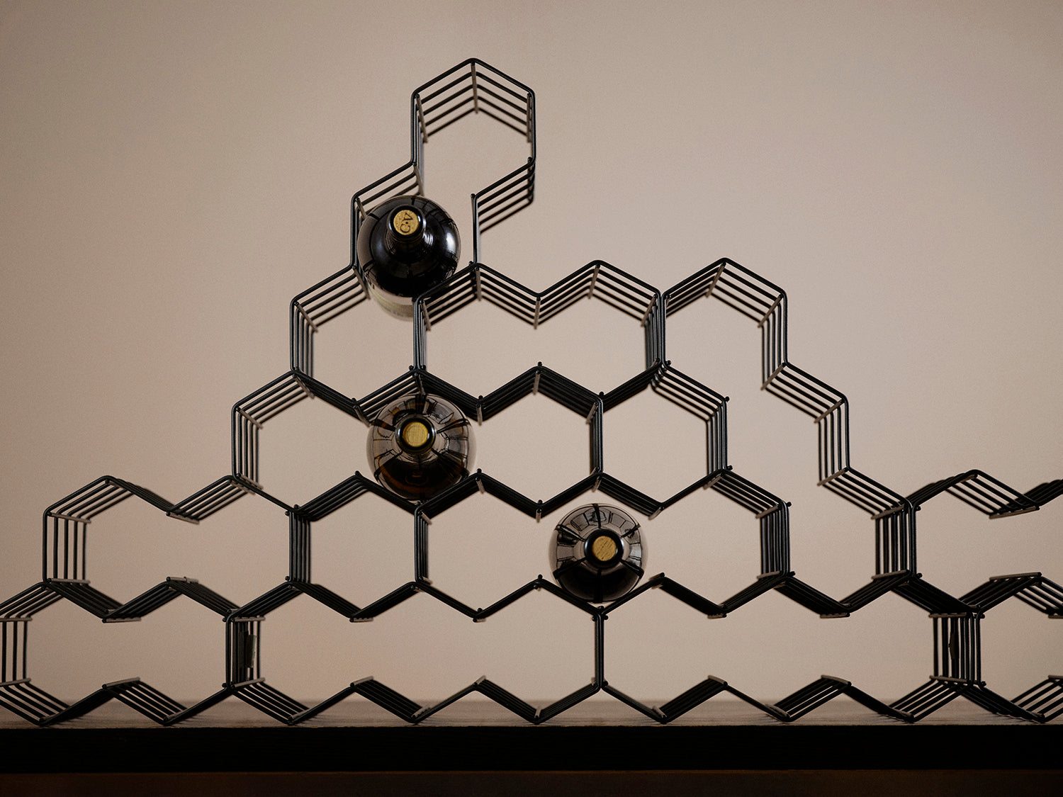 Support à bouteilles en fil ROCKS en acier thermolaqué Noir Zone Denmark - Mathon - 2